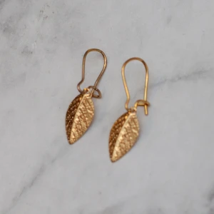 Golden leaf  - Guldfärgade örhängen med löv. Nickelfria. Obs! De är inte orangea som på bilden, Photoshop ändrar färgerna för mig 🙃 11:- i frakt, Fri frakt vid köp över 100:-.