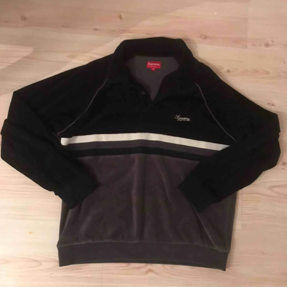 Supreme velour tröja! Bra skick och kvitto samt påse medföljer från deras London butik. Hoodies.