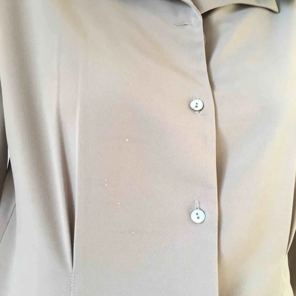 Figursydd skjorta med bred krage🤪 finns otroligt små fläckar som knappt märks (bild 3). Skjortor.