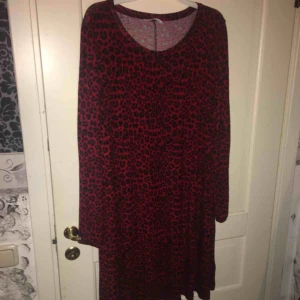  - Säljer denna klänning i nyskick använd några få gånger !