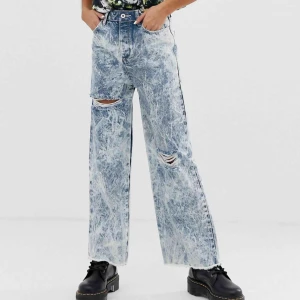  - Superhäftiga byxor i wide leg modell, Storlek W25 L30 vilket motsvarar xs/s Endast använda en gång så är i nyskick, säljer då de var för korta på mig! #wideleg 