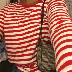  - Säljer den här fina tröjan från Monik. Den passar XS-M och är i bra skick. Hör av er för mer info❤️ frakt- 59kr! Många är intresserade av att köpa så det pågår en budgivning