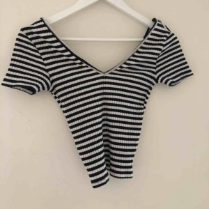  - Fina randig V-ringade tröja både bak och fram. Frakt tillkommer annars möts vi i Falun.