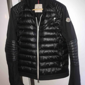  - Säljer en MONCLER jacka i storlek 2 köpt på NK i somras. Jackan är i topp skick, knappt använd!  Ordinariepris :- 7499kr  Säljer nu för 5200kr