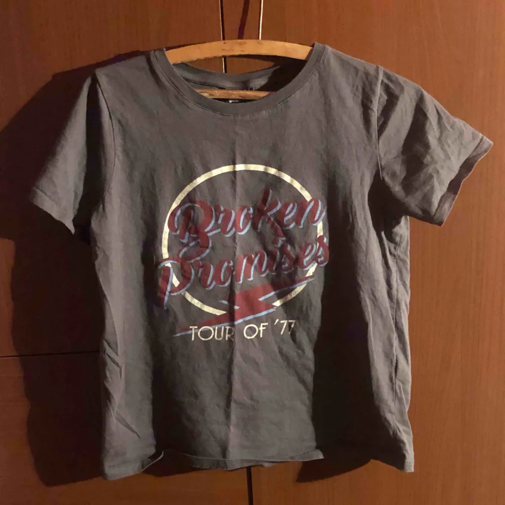 Säljer denna t-shirt från Gina. Ca 2 gånger använd och är som i nyskick! Inga hål eller fläckar! . T-shirts.