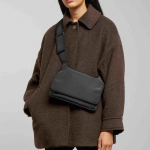  - Jacka/kappa i modellen ”Judy” från Weekday! Supersnygg och jätteskön men kommer inte till användning tyvärr! Endast använd ett fåtal gånger! Nypris: 1000kr! Mitt pris: 500kr inklusive frakt! Dm:a vid intresse🥰 (priset kan diskuteras!)