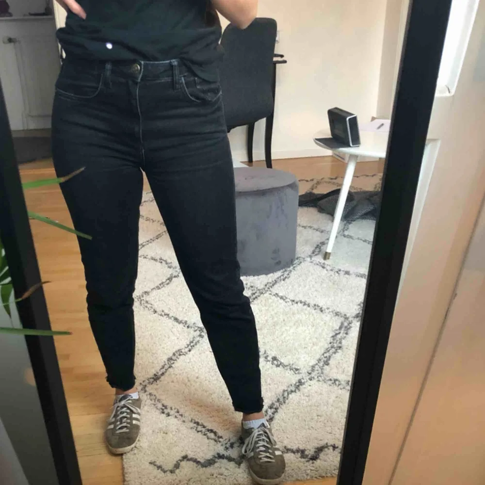 Svarta jeans från Zara i storlek 38. Jeansen är ankel långa och ”avklippta” samt i fint skick. Frakten betalas av köparen. . Jeans & Byxor.