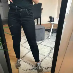 Svarta jeans från Zara i storlek 38. Jeansen är ankel långa och ”avklippta” samt i fint skick. Frakten betalas av köparen. 