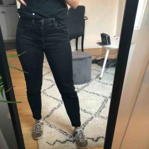  - Svarta jeans från Zara i storlek 38. Jeansen är ankel långa och ”avklippta” samt i fint skick. Frakten betalas av köparen. 