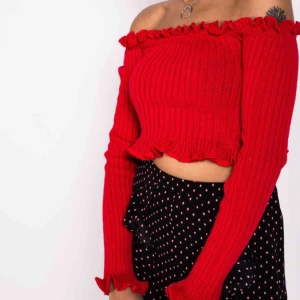  - Röd off-shoulder tröja❤️❤️ frakt ingår och jag möts även upp i sthlm!!