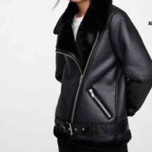  - Jätte snygg jacka köpt på zara! Nypris 1100kr, finns fortfarande kvar i butiken! Bra skick och inga skador! 