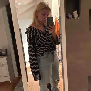  - Randig skjorta som funkar bra till fest, ser svart ut på bilderna men är mörkblå!!!! Skönt material och lång i ärmarna vilket är snyggt, man kan ha den på flera olika sätt💖