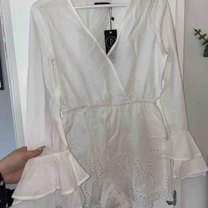  - Säljer en superfin vit playsuit från Boohoo i storlek 36. Den är tyvärr för liten för mig, den är därmed oanvänd och lapparna är kvar. Den känns mer som en 34-32 i storleken. 🌸