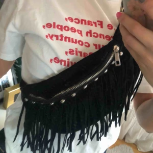  - Sååå snygg väska i mocka-liknande material. 