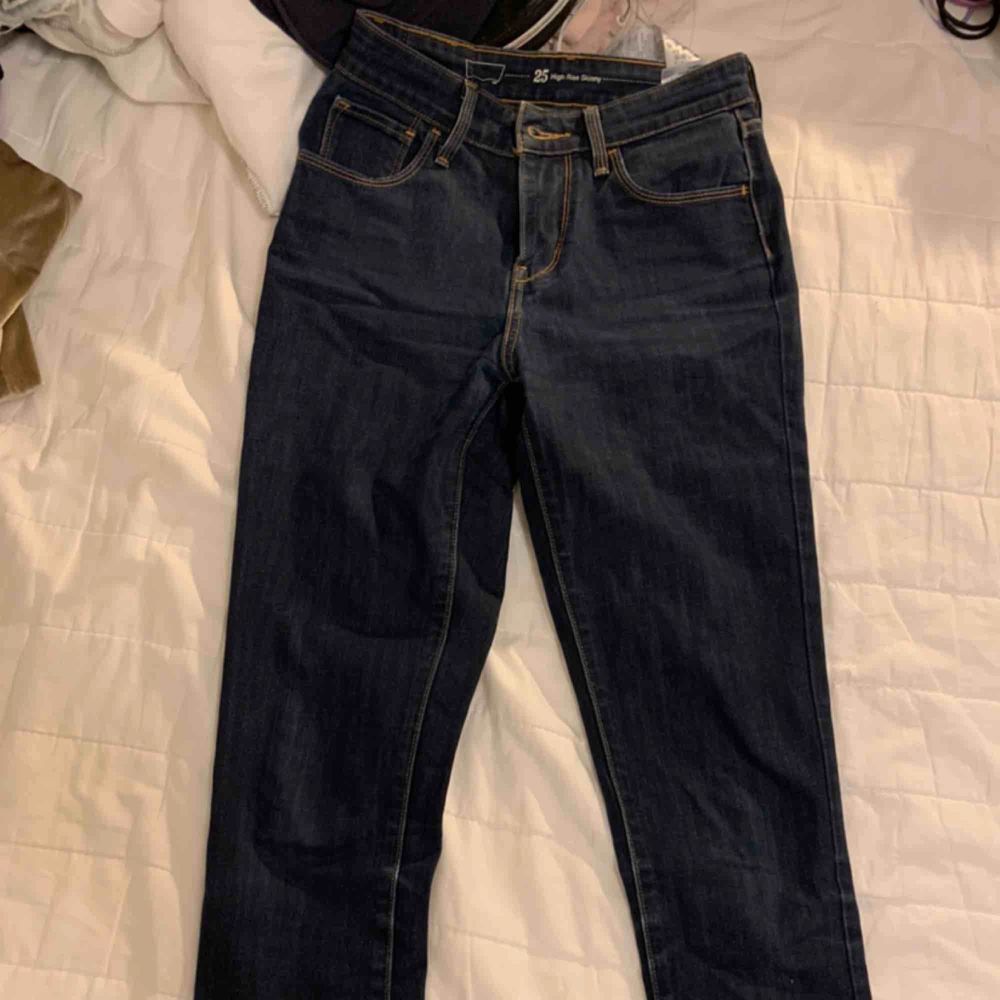 Mörkare tajta jeans från Levis som är oanvända och fräscha!. Jeans & Byxor.