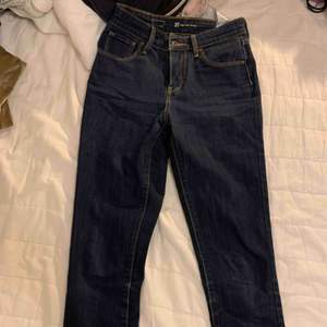 Mörkare tajta jeans från Levis som är oanvända och fräscha!