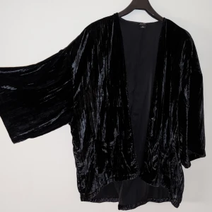  - Superfin kimono i svart sammet. Från Monki 🖤