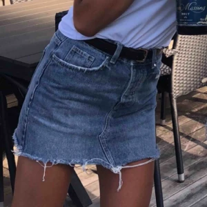  - Jättesnygg jeanskjol från Zara i storlek xs. Materialet är tjockt och rejält med fransar nedtill. Kjolen knäpps med knappar. (Frakt tillkommer)