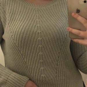  - Säljer denna grön-gråa stickade tröja i bra skick från Hm :)   Frakt tillkommer men kan även mötas upp i Göteborg eller Alingsås  