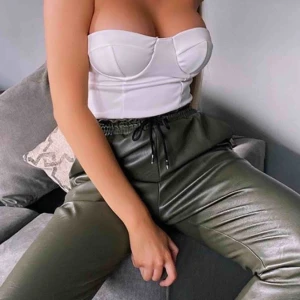  - Vit Läder corset top, endast använd 1 gång. Sjuktsnyggt!! Fraktkostnad tillkommer:)