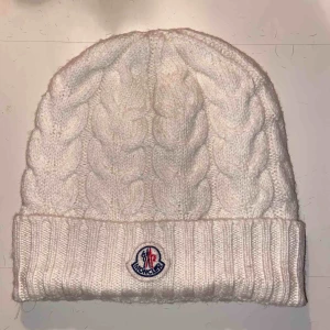  - Säljer en jätte gullig mössa från moncler🌟 Säljs pga att jag har massor av mössor så behövde göra av med nån. Men bra grejer att veta är att den är lätt att tvätta och ganska liten i storleken