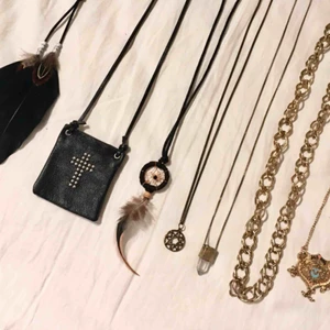  - Långa halsband i guld, 30 kr/st eller köp fler för paketpris! 💸 Finns i Kalmar men kan fraktas, meddela mig för mer info, bilder osv 💸