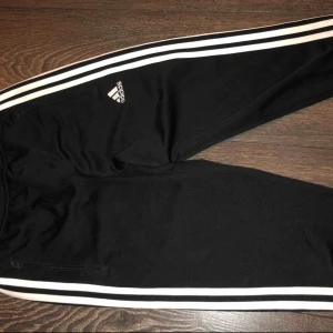  - Ett par tränings mjukis från Adidas som är sköna att träna i. Köpta för 3 år sen men använda bara ett par gånger, de är i bra skick!