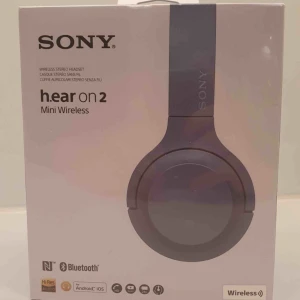  - Ett par helt nya Sony hear on 2 mini wireless bluetooth hörlurar. Helt oöppnad box med plaster kvar på boxen. Köptes för 1700kr