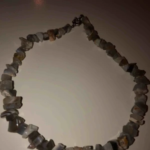  - Ett jätte vackert halsband från Grekland med fina stenar köpt ett år sedan men aldrig använt!