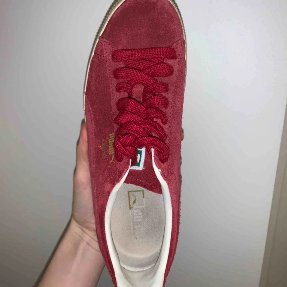Röda skor ifrån Puma i storlek 39(25cm). Knappast använda. Köparen står för frakten! ❤️❤️ . Skor.