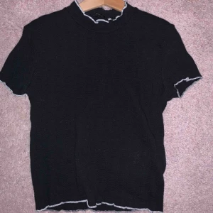  - T-shirt i ribbat material 