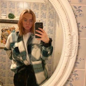  - Ni kan den, jacka från Zara i storlek M. Ren och hel dessutom kan priset definitivt diskuteras. Möts upp i norrköping eller fraktar (jag står för frakten)🦋💕