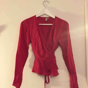  - Fin röd knytblus! 🌹 Finns ett litet hål, men det syns inte när man knyter den. Kan mötas upp i Uppsala eller skicka mot att köparen betalar frakten. 