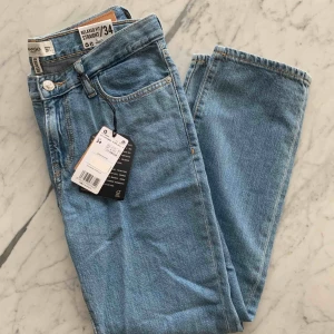  - Helt oanvända jeans från Mango med alla lappar kvar, relaxed/straight fit. Stora i storleken så passar den som vanligtvis har 36-38😍