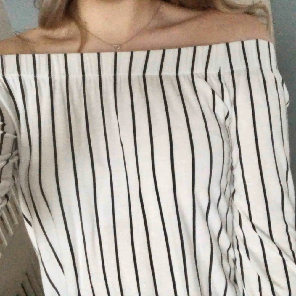 Randig off shoulder topp från Boohoo. Storlek 38 men den är från Boohoo’s petite kollektion och sitter därför mer som en 36. Omärkbart använd två gånger. Köparen står för eventuell frakt 🥰. Toppar.