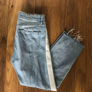  - Jeans från Zara med vit rand på bägge sidorna. Köparen står för frakten 