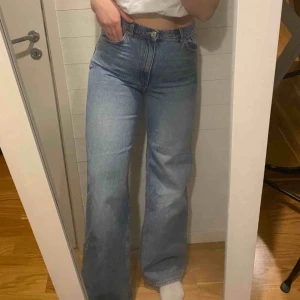  - Jättefina jeans köpta här på plick! Måste tyvärr sälja de vidare då de var för stora för mig. Jag brukar ha storlek S på jeans och dessa passar nog bäst på dem med storlek M. Frakt tillkommer. (första bilden är lånad från hon jag köpte jeansen ifrån)