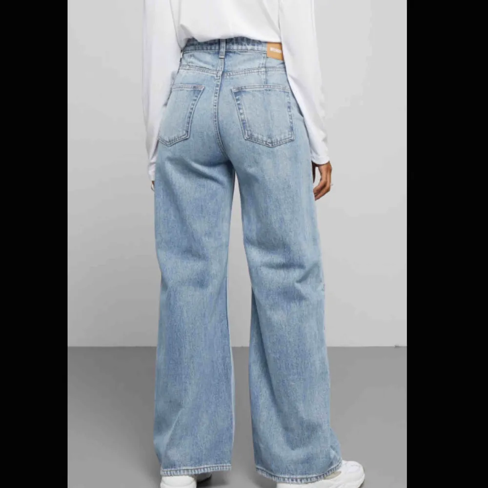Super snygga byxor från weekday i modellen ace💞 Använda ett fåtal gånger, sitter bra runt midja och höft! Kan mötas upp i göteborg eller fraktas💞. Jeans & Byxor.