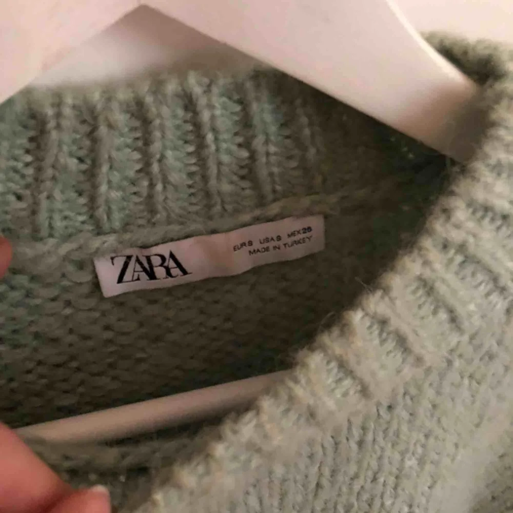 Mintgrön stickad tröja från Zara, knappt använd!. Tröjor & Koftor.
