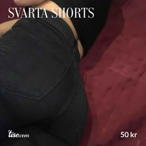  - Väldigt sköna och stretchiga shorts! Jag själv brukar vika upp shortsen till önskad längd eller ha dom som dom är med ett par snygga klackar och en crop top. Highwaist och storlek S. Formar rumpan fint. Köpare står för frakt! 