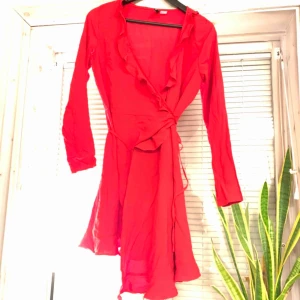  - Underbart röd klänning som passar till en fin natt med familjen eller ut med vänner!   Användes 1 gång 