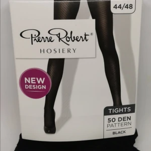 Pierre Robert : 44/48 : 50 den - 1 par svarta tights/strumpbyxor med mönster, små sneda ränder. Storlek 44-48 i 50 denier. Material är 92% Polyamid och 8% Elastan. Gillar du ej detta mönster så har jag några till ute på annons. Är priset dyrt? Kom med bud!