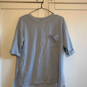  - Ljusblå oversized tshirt från Weekday. Jättesnygg och i nyskick! Kan samfrakta så kika in min andra grejer! 💖