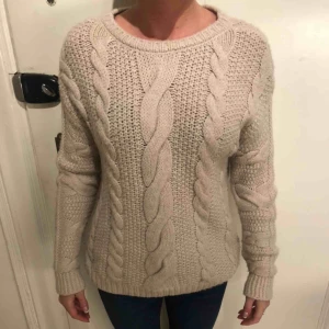  - Personen är 170 cm och har storlek small.