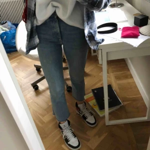  - Säljer dessa skit snygga byxorna ifrån zara, som är croppade! Pris kan diskuteras💖💖