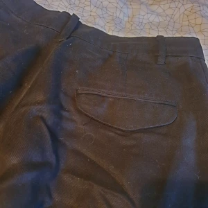  - Kostymbyxa Ellie från Lindex (vet att ni är många som saknar den modellen). Mjuk och härlig, fick detalj på rumpan. Ser gråa ut men de är kol-svarta!  Ursäkta katthåren😅 Skickas (max 37kr frakt) eller möts i Göteborg. 