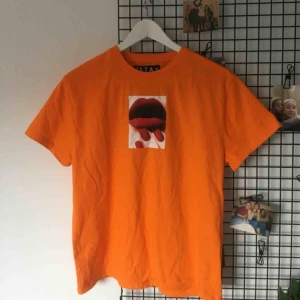  - Snygg lite oversized neon orange tisha, bra skick! Köparen står för frakten:)