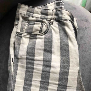  - Supersnygga randiga jeans 