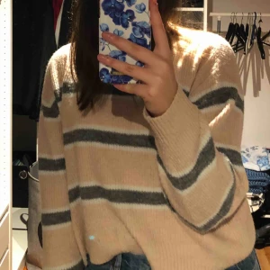  - En randig tröja från hm, nypris 199kr men säljer för 60kr. Säljer den eftersom att jag aldrig använder den längre. 