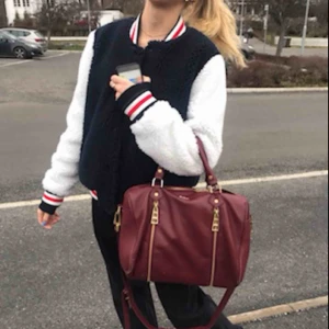  - As ball college jacka i pile! Storlek 38 så passar alla från en xs till en m beroende på hur man vill att den ska sitta. Skriv om du är intresserad!